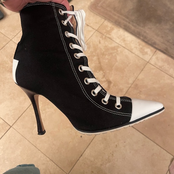 Authentic Manolo Blahnik lace up black sneaker - Picture 8 of 8